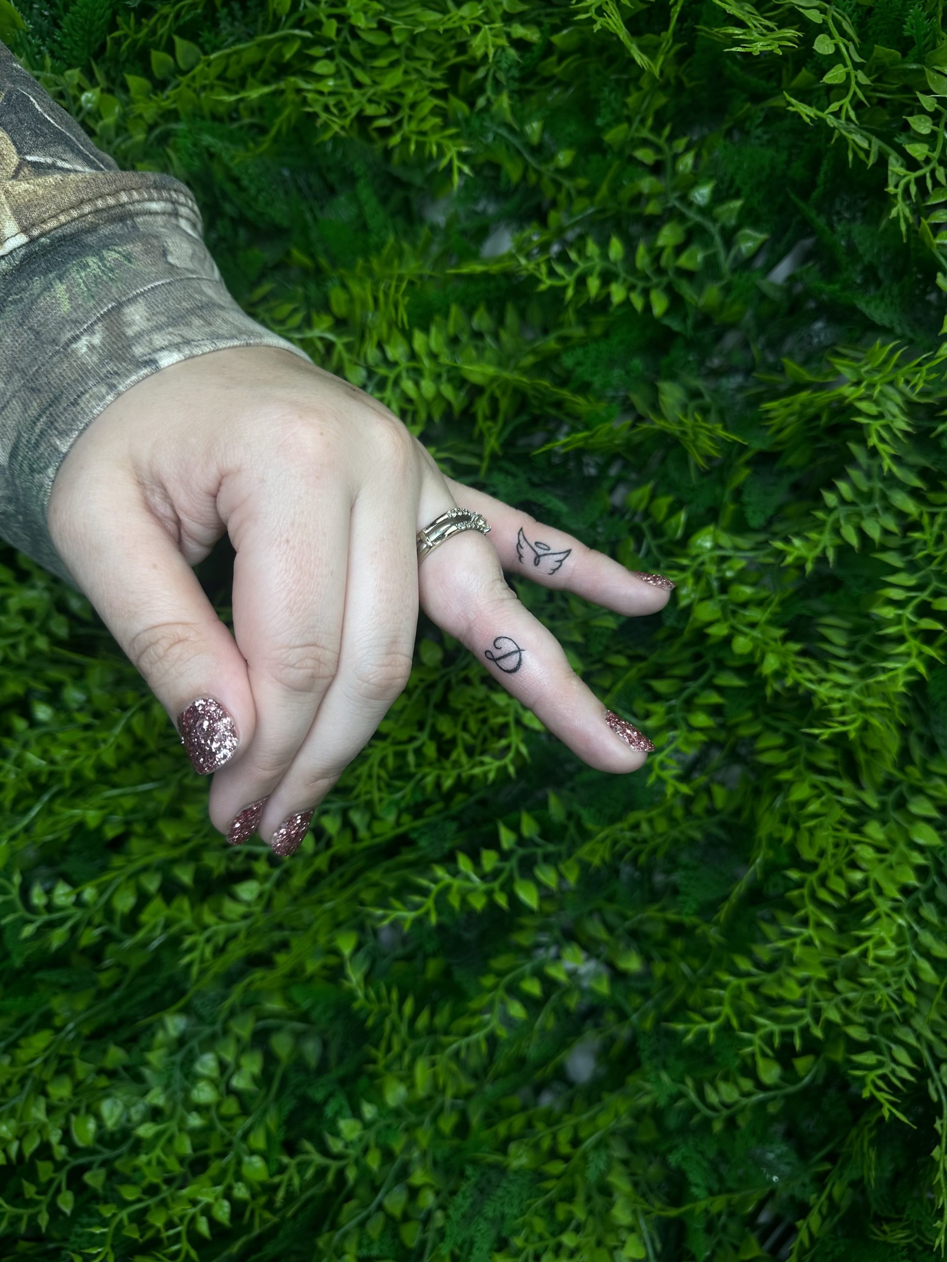 finger tattoos